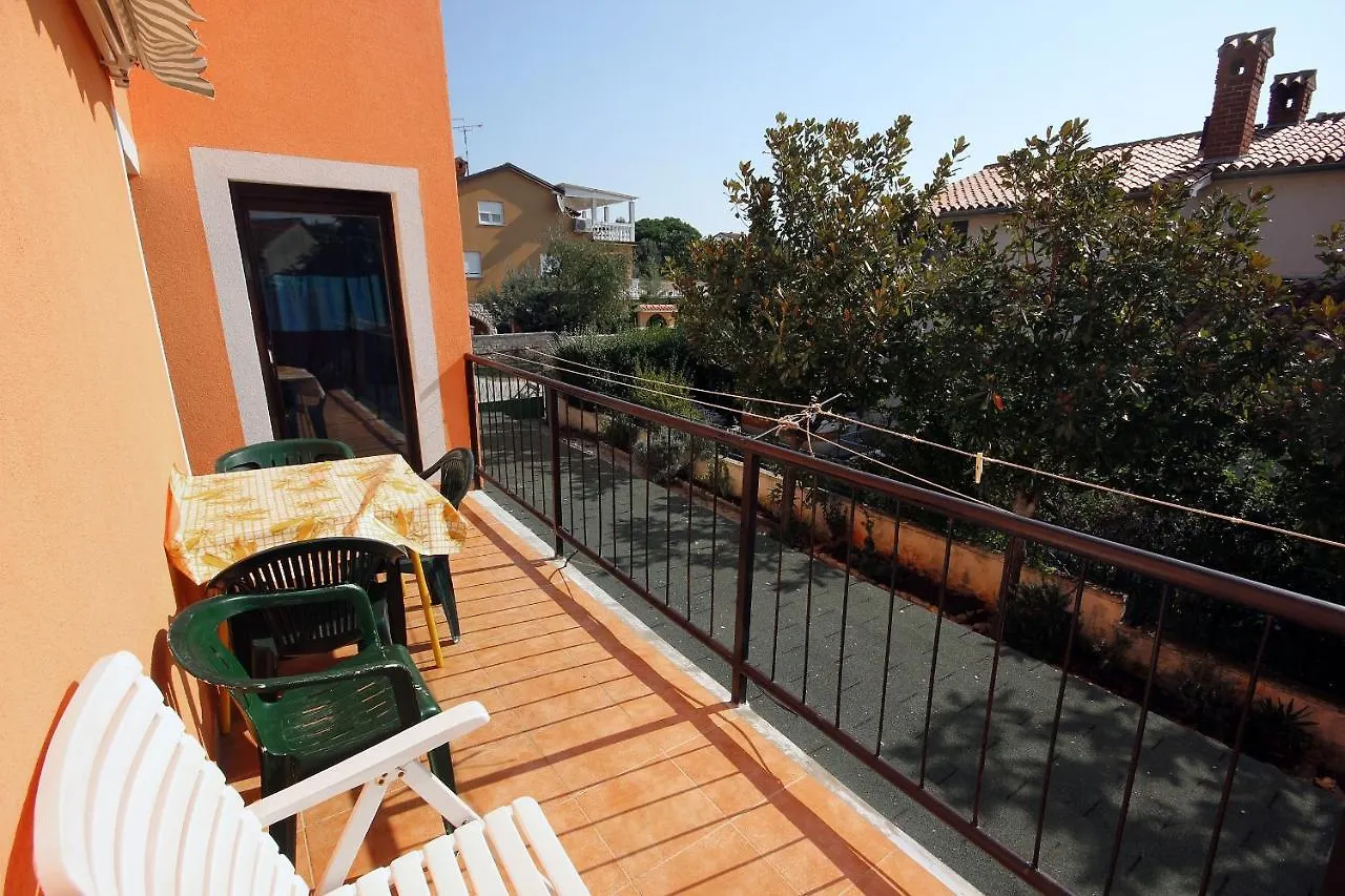 Apartments With A Parking Space Banjole, Pula - 2213
